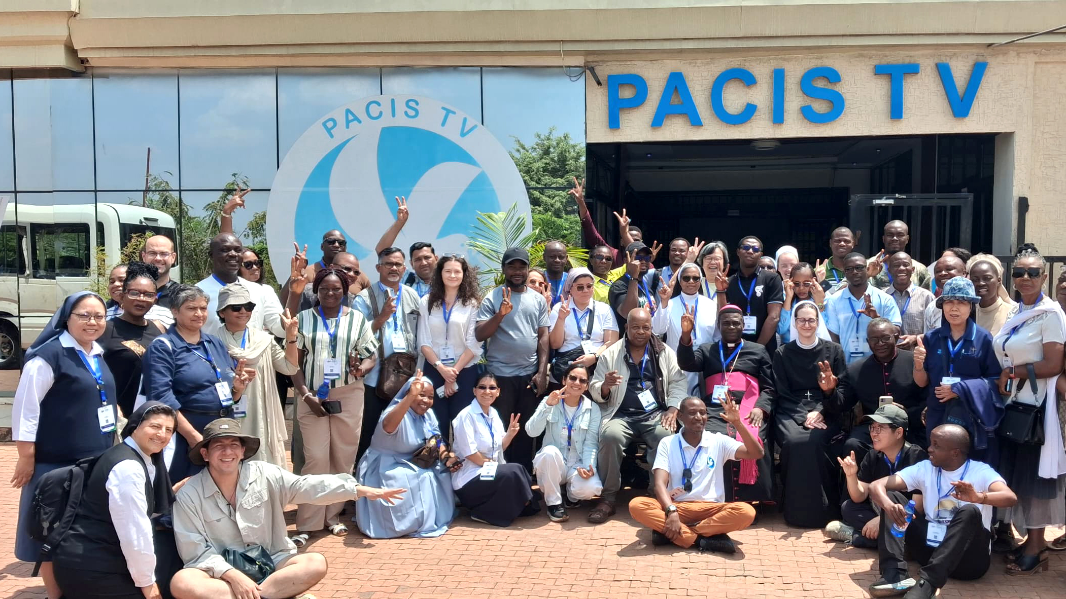 Participantes visitaron Pacis TV, un canal de televisión católica de Ruanda con sede en Kigali.