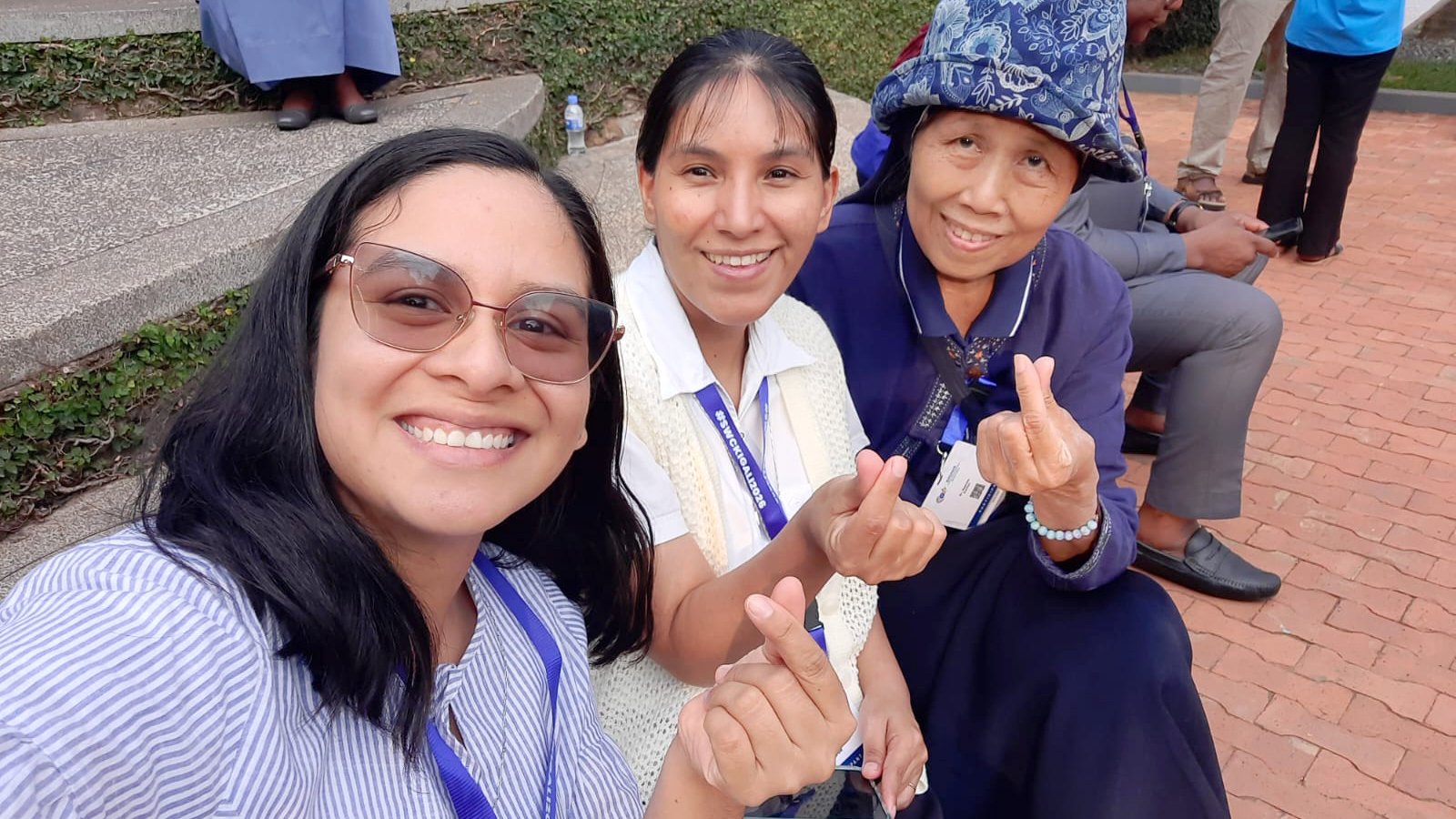 Hermanas Elizabeth y Mariuxi junto con participantes del Congreso